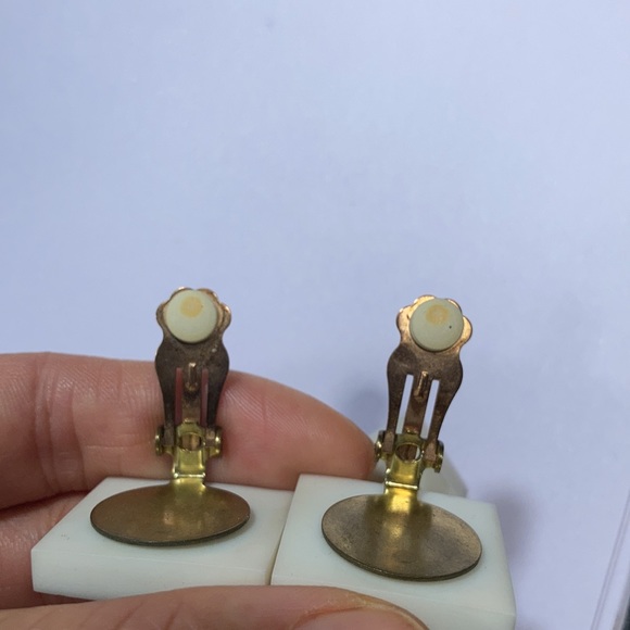 🍀 2 for $20 Vintage Chunky White Clasp Earrings. - Picture 8 of 9
